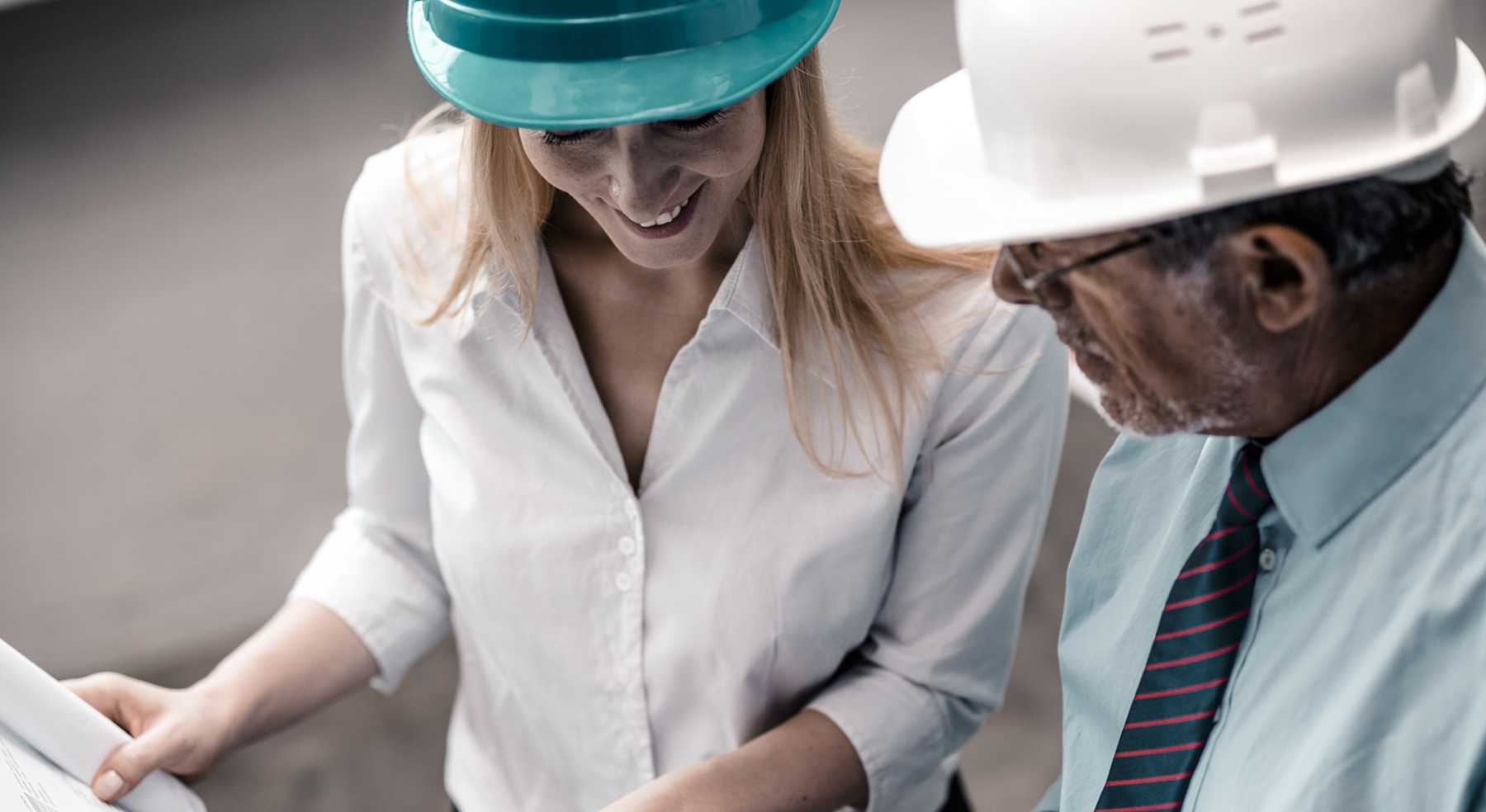 Expert Health, Safety and Environment (HSE) consultant advising an employee.